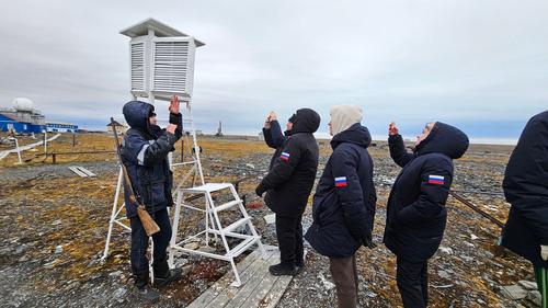 Voluntarios de "Chistaya Arktika" lanzan una radiosonda en el punto más septentrional de Eurasia