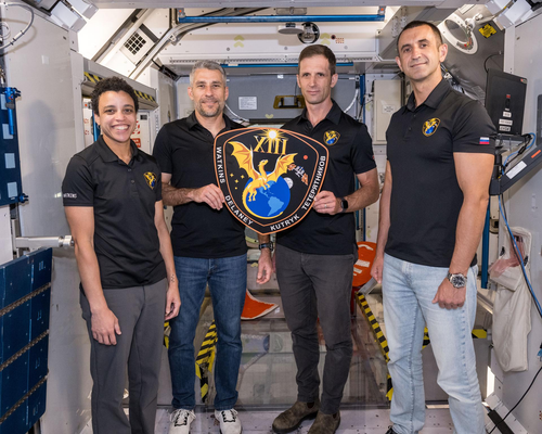 Четыре члена экипажа миссии NASA SpaceX Crew-13 на Международную космическую станцию демонстрируют свою памятную табличку внутри учебного макета модуля космической станции. Слева направо: командир Джессика Уоткинс и пилот Люк Дилейни, оба из NASA, а также специалисты миссии Джошуа Кутрик из CSA (Канадского космического агентства) и Сергей Тетерятников из Роскосмоса