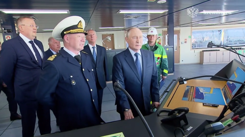 Судно на три футбольных поля: Путин осмотрел 300-метровый танкер «Пётр Столыпин»