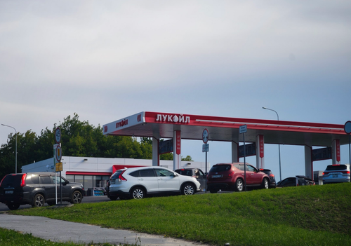 Colas en las gasolineras Lukoil en las regiones