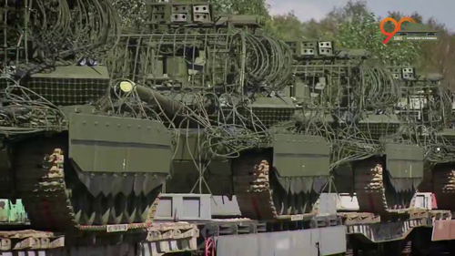 T-90M "Proryv" con protección integral en un tren