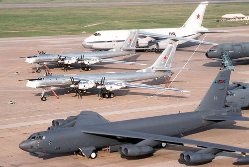 Ту-95МС рядом с B-52H