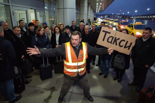 Таксистов-зазывал у московских вокзалов и аэропортов запретили: водители говорят о монополии «Яндекса»