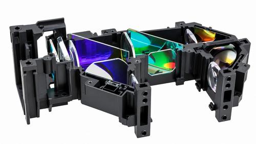 Оптический блок 3LCD. Синим и зеленым подсвечены дихроичные зеркала