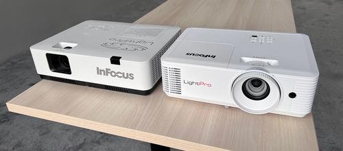 InFocus LightPro IN1049 на 3LCD-технологии (слева) и IN1048SL на DLP-технологии (справа)