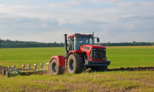 El tractor Kirovets K-7M fue modernizado por PTZ, haciéndolo más fácil de manejar