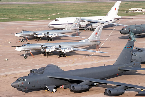  Ту-95МС рядом с B-52H Stratofortress, авиабаза Барксдейл, США, 1 мая 1992 года 