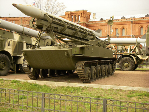 Пусковая установка 2П16 с ракетой 3Р9 ракетного комплекса 2К6 «Луна» на базе ПТ-76