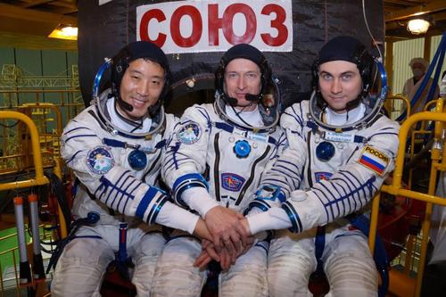 Экипаж корабля «Союз МС-27» тренируется на Байконуре: первая примерка скафандров