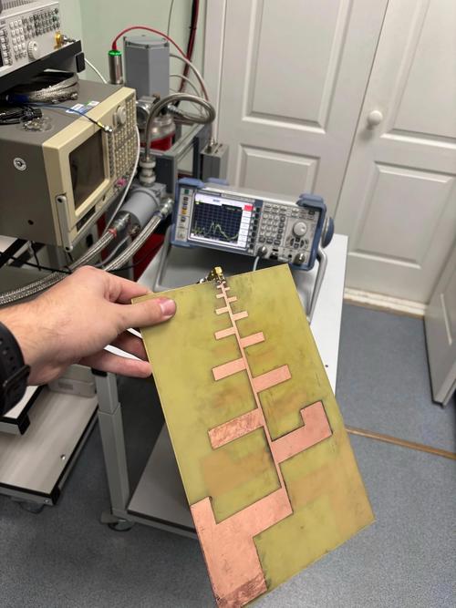 Antenna for combating kamikaze drones