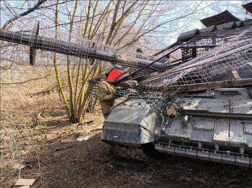 Т-72Б3 с противодроновой решеткой на стволе пушки