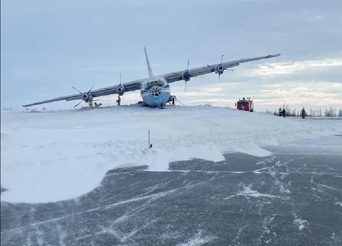 An-12 después de un aterrizaje forzoso en Novy Urengoy