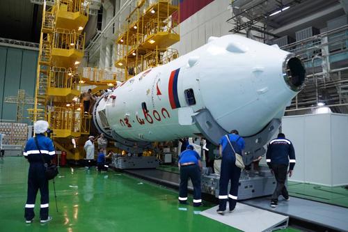 Неделя до запуска: Роскосмос провел накатку головного обтекателя корабля «Союз МС-27»
