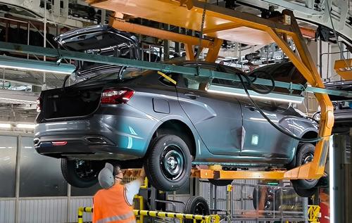 АвтоВАЗ почти вдвое сократит производство Lada Vesta в апреле