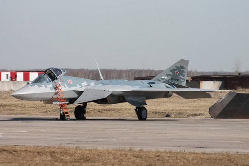 Фотографии двух истребителей Су-57 новой постройки появились в Сети