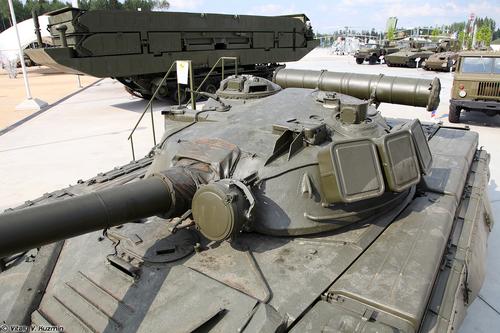 El tanque "volador" T-80 sobrevivió al pisar cuatro minas y continuó moviéndose: la famosa fiabilidad de los vehículos blindados rusos