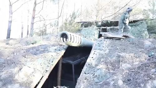 Self-propelled "Hyacinth-S" installed in a sliding shelter: the ingenuity of the soldiers knows no bounds