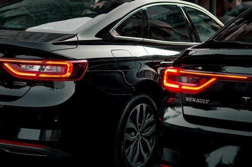 Автомобили Renault на уличной парковке<br>