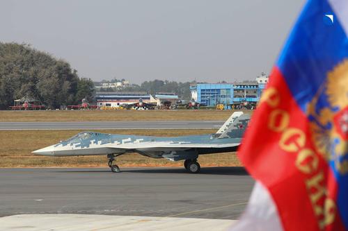 Caza Su-57 en vísperas de la inauguración de Aero India 2025