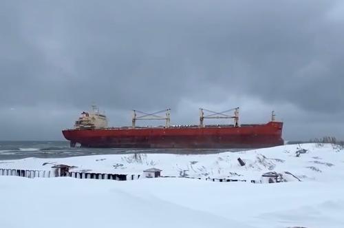 В Сахалинской области на мель из-за шторма село грузовое судно с 700 тоннами мазута