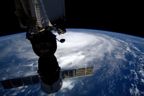 En el espacio no hay lugar para las sanciones: los cosmonautas Artyemyev y Platonov volarán en la Crew Dragon