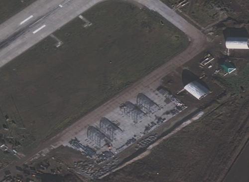 Защитные ангары на авиабазе ВКС России 