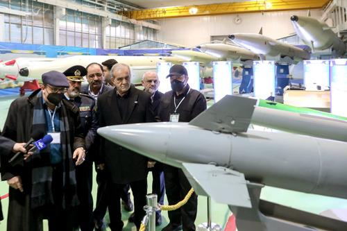 Президент Ирана Масуд Пезешкиан осматривает ЗУР Oghab