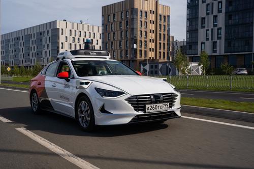 Coche no tripulado de la empresa Yandex en las calles de Moscú<br>