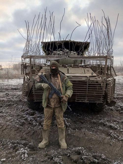 БТР-82 с защитой из прутьев, напоминающей ирокез&nbsp;&nbsp;