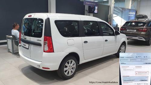 В салонах АвтоВАЗа появились «живые» Lada Aura и Largus: актуальные цены и фото