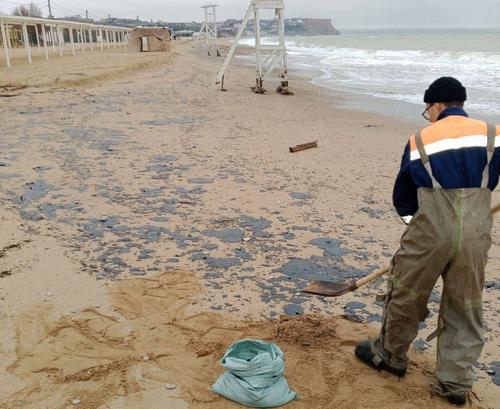 En Sebastopol se declara estado de emergencia por fuel en la costa: continúan las labores de liquidación tras el naufragio de los buques tanque "Volgoneft"