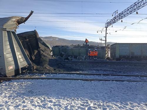 Столкновение двух грузовых поездов в Забайкалье привело к сходу 24 вагонов, причина — излом колесной пары