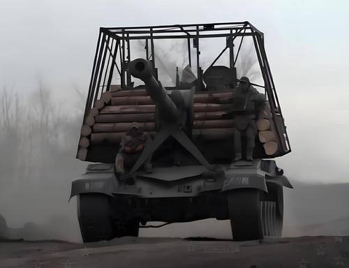 Российские умельцы хитро укрыли самоходку «Мста-С» бревнами: новаторский подход к защите от дронов