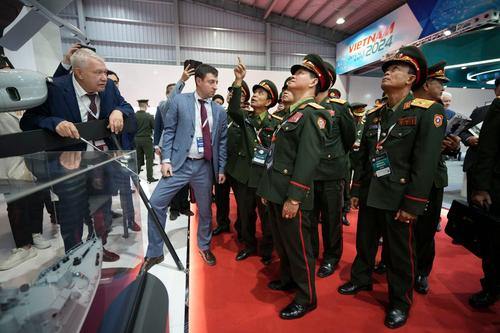«КУБ-Э» и СКАТ 350М заинтересовали премьера Вьетнама на выставке Vietnam Defence Expo 2024