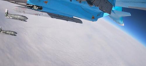 Красивый кадр схода авиабомб ФАБ-500Т с подвески Су-34НВО: впечатляющий ударный потенциал