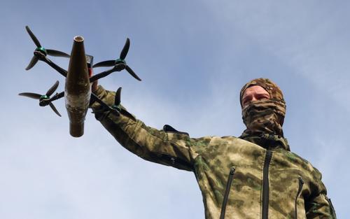 Российские военные начали использовать FPV-дроны со сбросами: разбивают блиндажи на части
