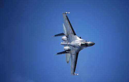 Российские истребители Су-35С прикрыли бомбардировщиков перед нанесением авиаудара: кадры боевой работы