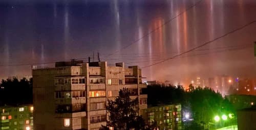 Жители России наблюдали яркие световые столбы в ночном небе