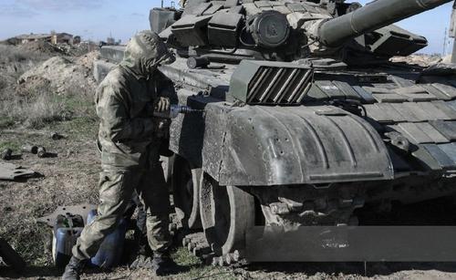 Impresionantes imágenes del montaje de la protección dinámica 4S24 en tanques T-72A "desnudos" en condiciones de campo