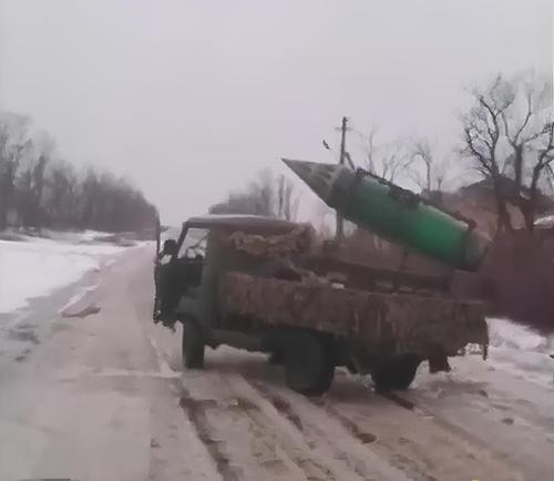 УАЗ «Головастик» вооружили авиационными ракетами С-8 от штурмовиков Су-25 и истребителей МиГ-29: эпичные кадры диковинной установки