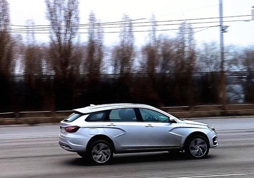 Avistado en carretera el crossover de prueba LADA Vesta: el vehículo se prepara para su estreno en el SPIEF-2025