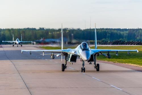 Su-35 con&nbsp;cohetes no guiados S-13