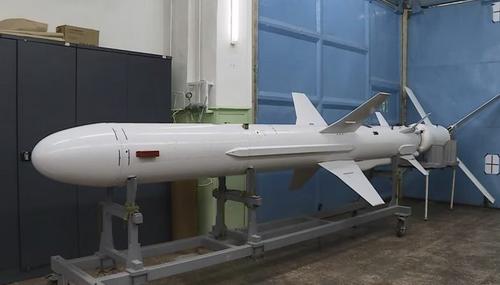Cómo hacer frente a la calamidad de los misiles R-360 "Neptun-MD" con un alcance de 550 km: el detector 48Ya6-K1 "Podlet-K1" entra en juego