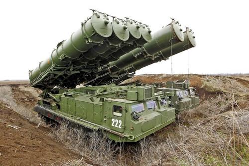 Imágenes únicas del lanzamiento nocturno del misil S-300V4: el sistema de defensa aérea militar más avanzado del mundo