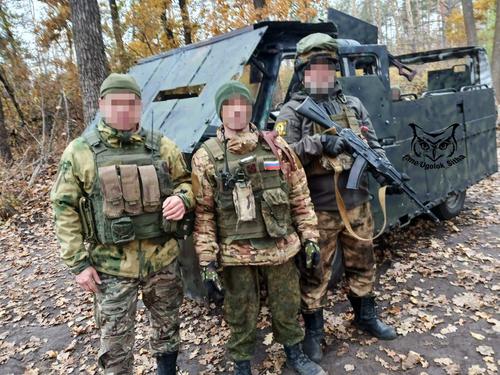 Un futurista UAZ "Pan de molde" con ametralladora y protección contra drones FPV fue visto en el frente