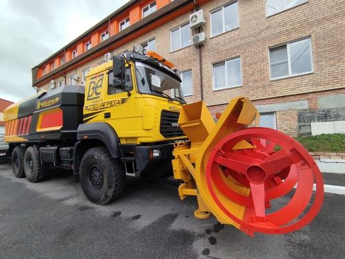 Máquina quitanieves sobre la base del chasis "Ural-6370"