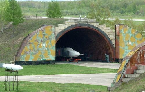 Для истребителей Су-34, Су-35С и Су-34СМ начали возводить железобетонные укрытия: не защитят от ракет SCALP-EG