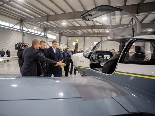 El jefe del Ministerio de Industria y Comercio de la Federación Rusa, Antón Alikhanov, inspecciona el avión "Tango"