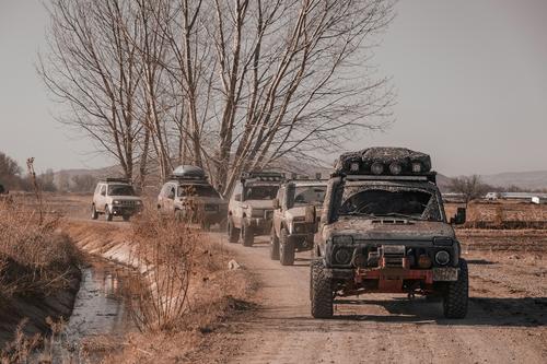 Две LADA Niva (на переднем плане) за границей<br>