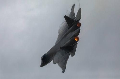 Летчик Су-57 выполняет фигуры высшего пилотажа